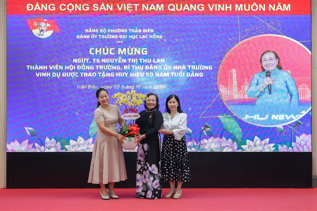 Chi bộ 9 tặng hoa chúc mừng
