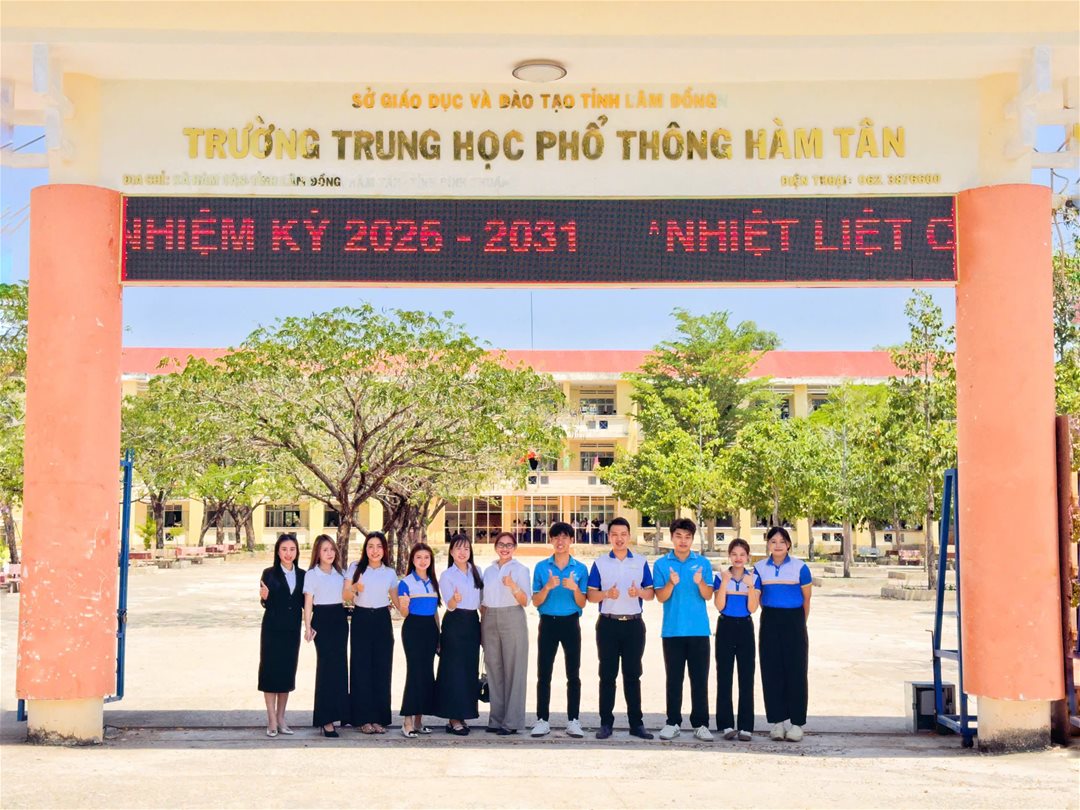 Đội ngũ tư vấn tuyển sinh của Khoa Kỹ thuật Công trình tại trường THPT Hàm Tân.