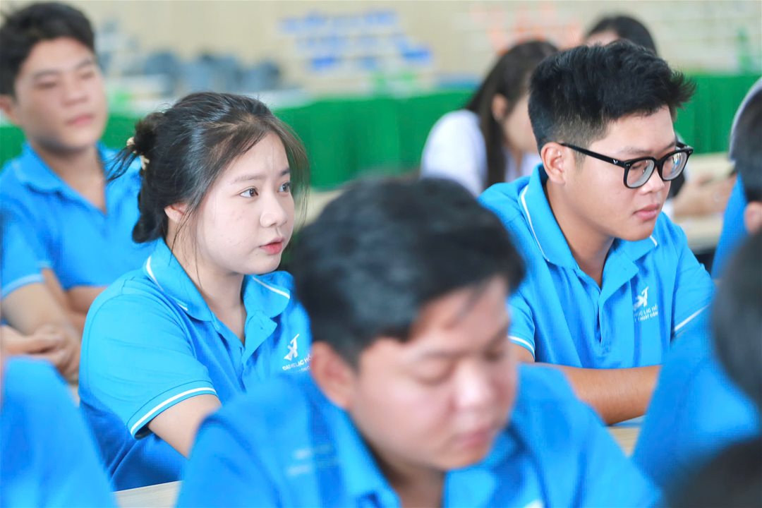 Các bạn sinh viên lắng nghe chia sẽ từ các chuyên gia đầu ngành