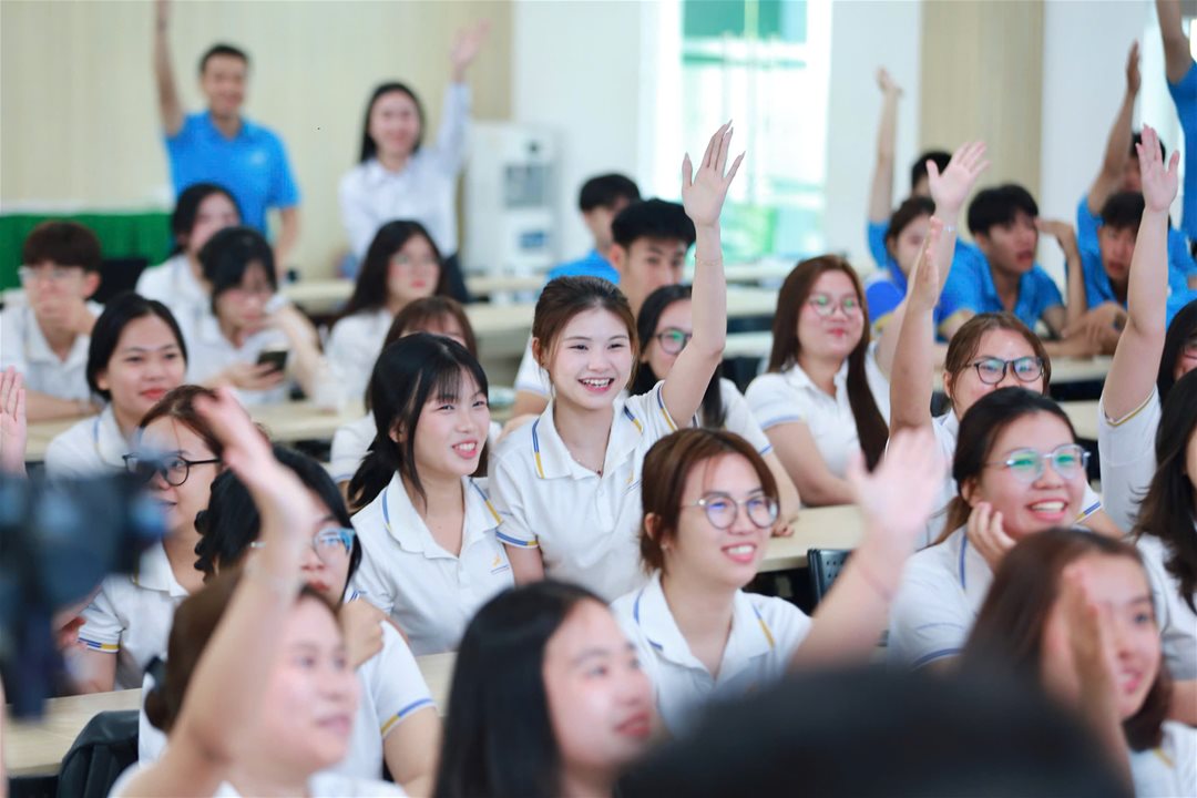 Bầu không khí hội trường thực sự bùng nổ với các bạn sinh viên
