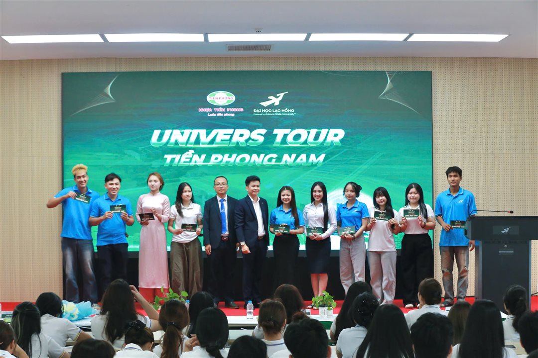 Bầu không khí hội trường thực sự bùng nổ với các bạn sinh viên