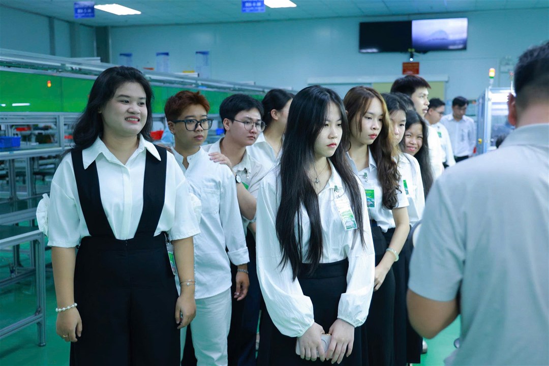 Sinh viên Ngôn ngữ Trung Quốc tham quan xưởng sản xuất tại nhà máy
