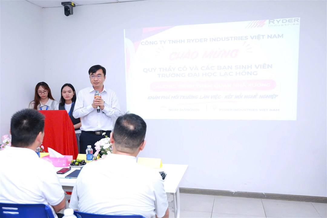 TS. Phan Thế Anh - Trưởng ngành Ngôn ngữ Trung Quốc phát biểu tại chương trình tham quan doanh nghiệp