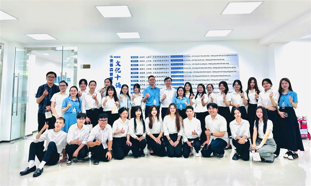 Giảng viên và sinh viên Ngôn ngữ Trung Quốc chụp ảnh lưu niệm cùng đại điện Công ty TNHH Hengfeng Top Leisure VN 