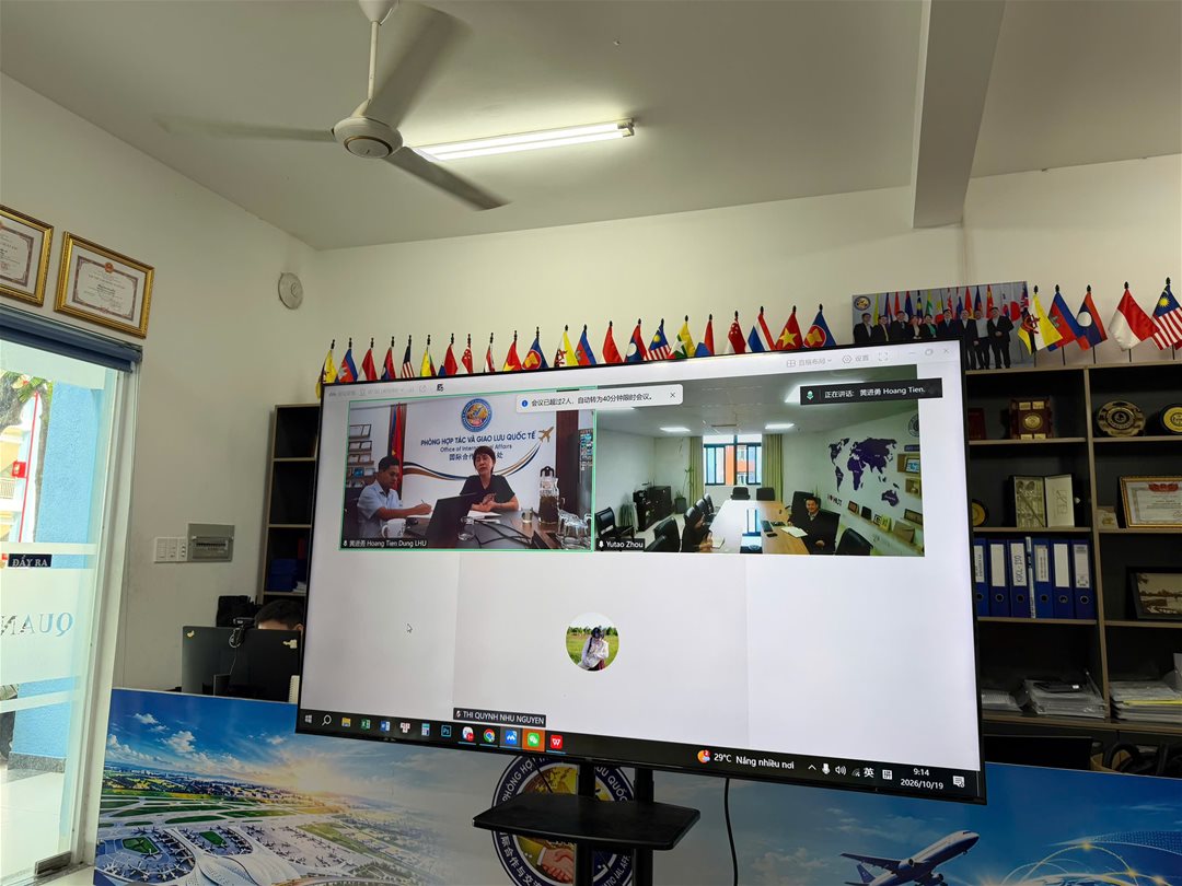 Trao đổi trực tuyến về việc hợp tác giữ hai trường